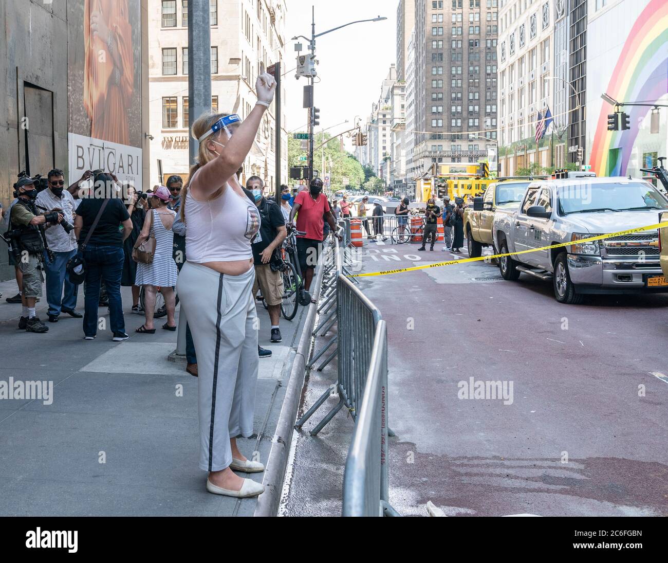 New York, NY - 9 juillet 2020 : un supporter de Trump affichant son mécontentement avec de Blasio, Al Sharpton et des bénévoles peignent la peinture murale Black Lives Matter sur la 5e avenue, devant la Trump Tower Banque D'Images