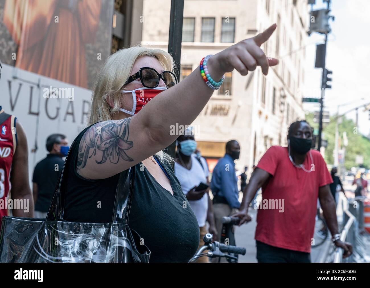 New York, NY - 9 juillet 2020 : un supporter de Trump affichant son mécontentement avec de Blasio, Al Sharpton et des bénévoles peignent la peinture murale Black Lives Matter sur la 5e avenue, devant la Trump Tower Banque D'Images