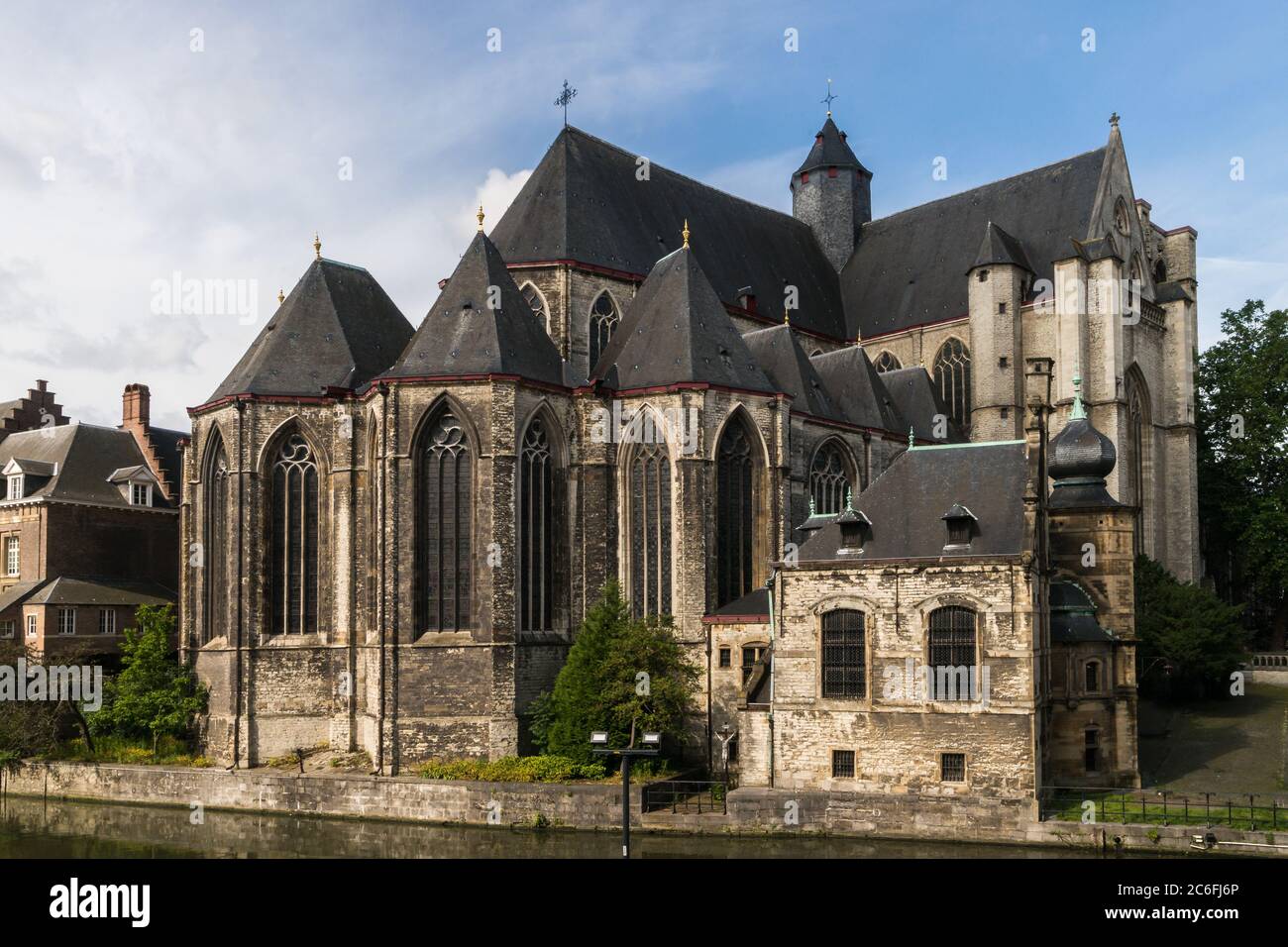 Vue du matin sur l'impressionnante église gothique Saint Michel de Gand, une église datant du XVe siècle Banque D'Images