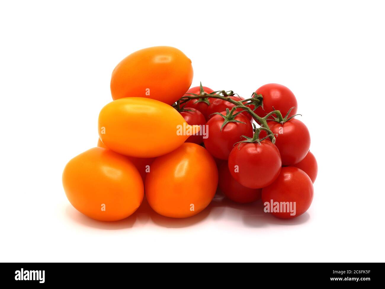 Plusieurs tomates mûres rouges et jaunes sur un fond clair. Produit naturel. Couleur naturelle. Gros plan. Banque D'Images