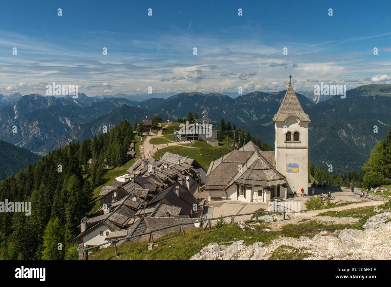 Monte Lussari, Italie - 17 août 2019 : vue sur le petit village et l'église de pèlerinage du Sanctuaire de Monte Lussari à 1790 M. Banque D'Images