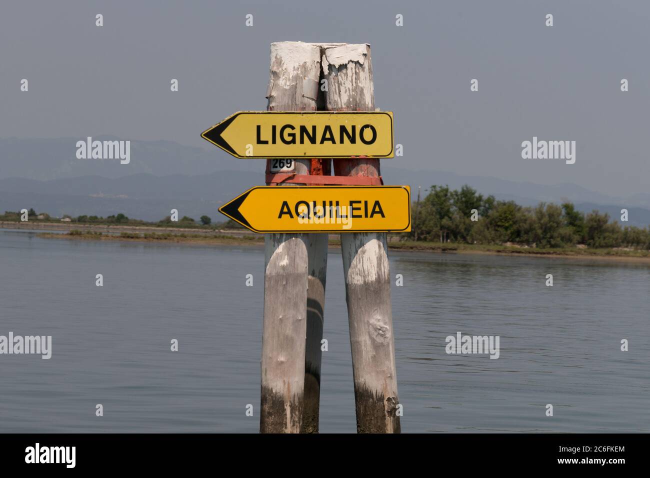 Grado, Italie - 28 juin 2019 : panneaux dans le lagon de Grado montrant le chemin du bateau vers les villes suivantes. Banque D'Images