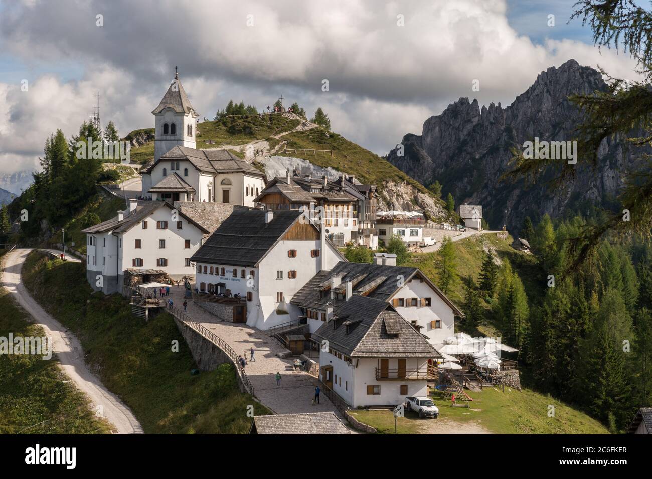 Monte Lussari, Italie - 14 septembre 2019 : vue sur le petit village et l'église de pèlerinage du Sanctuaire de Monte Lussari à 1790 M. Banque D'Images