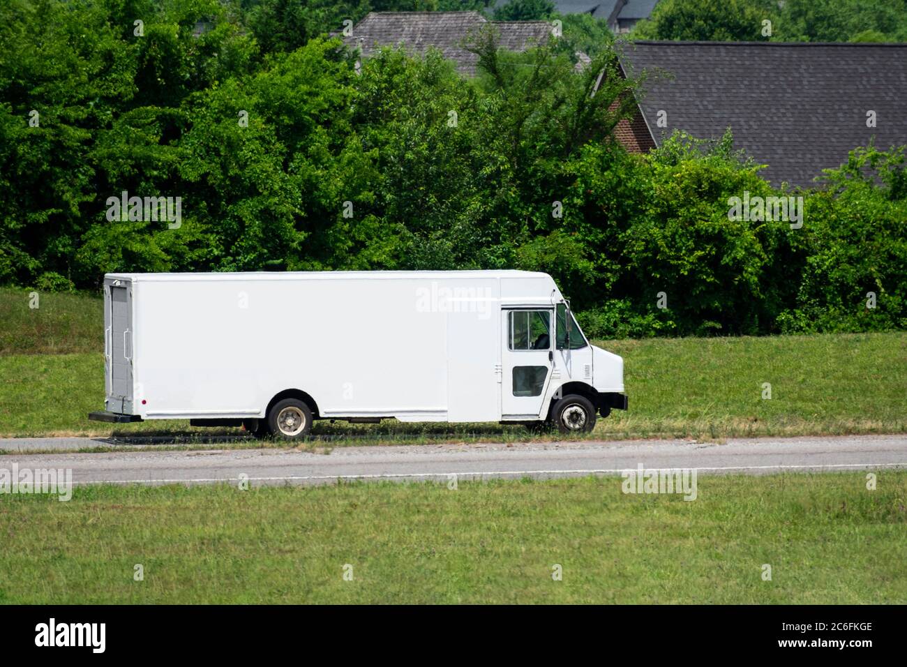 Grand espace de copie sur le côté vierge de ce camion de livraison. La chaleur de cette chaude journée d'été crée un effet de vague intéressant et chatoyant sur le Banque D'Images