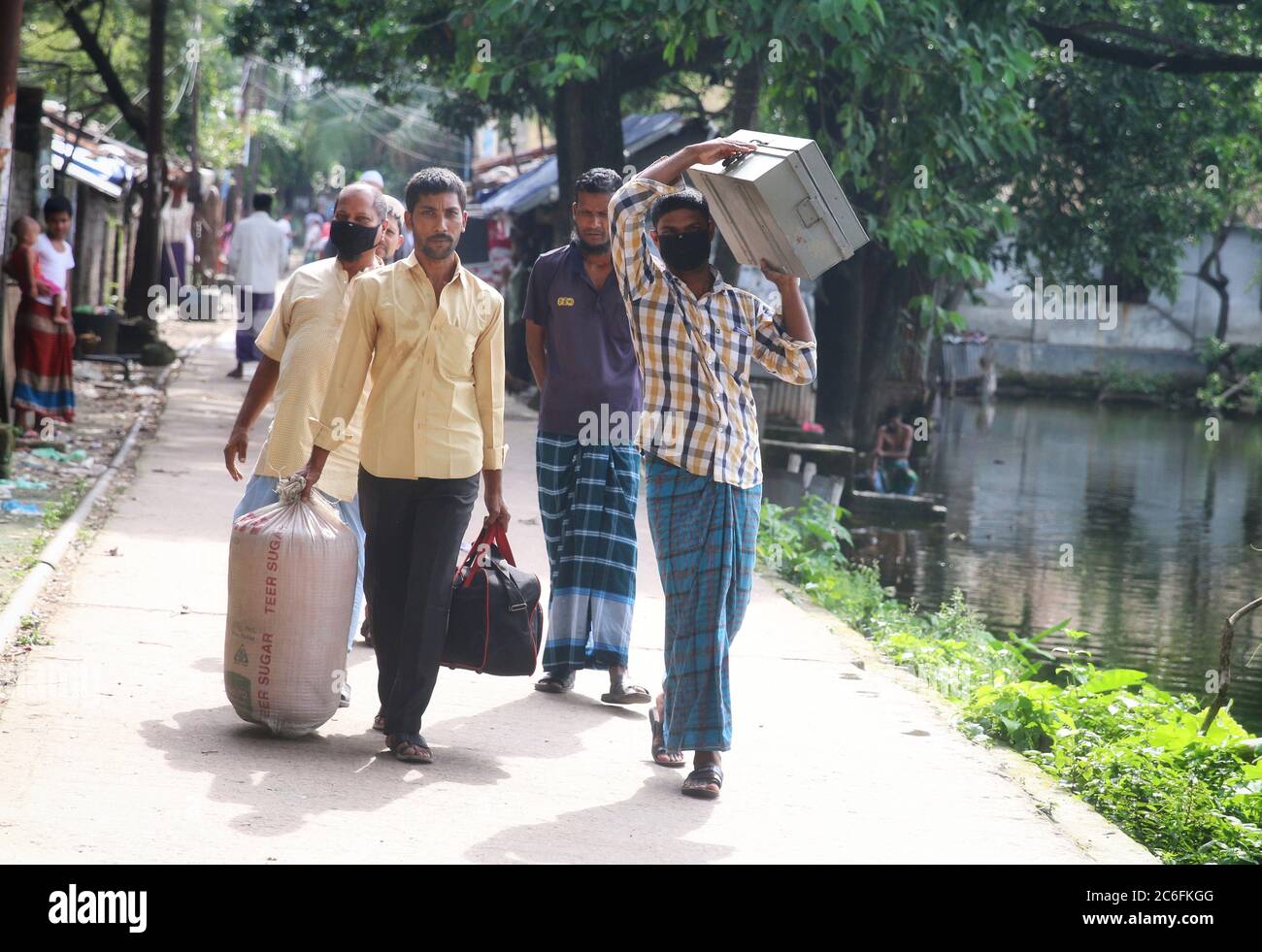 Dhaka, Bangladesh. 9 juillet 2020. Les employés qui quittent l'usine de jute Latif Bawany avec leurs bagages en tant qu'employés de l'usine de jute appartenant à l'État sont licenciés.le gouvernement a décidé d'envoyer 25,000 employés des usines de jute appartenant à l'État en retraite volontaire anticipée afin de réduire les pertes subies au cours des dernières années. Les travailleurs seront mis à la retraite par le biais du régime de poignée de main d'or, la disposition d'un contrat d'emploi qui stipule que l'employeur fournira une indemnité de départ importante si l'employé est mis à pied. Crédit: Sultan Mahmud Mukut/SOPA Images/ZUMA Wire/Alay Live News Banque D'Images