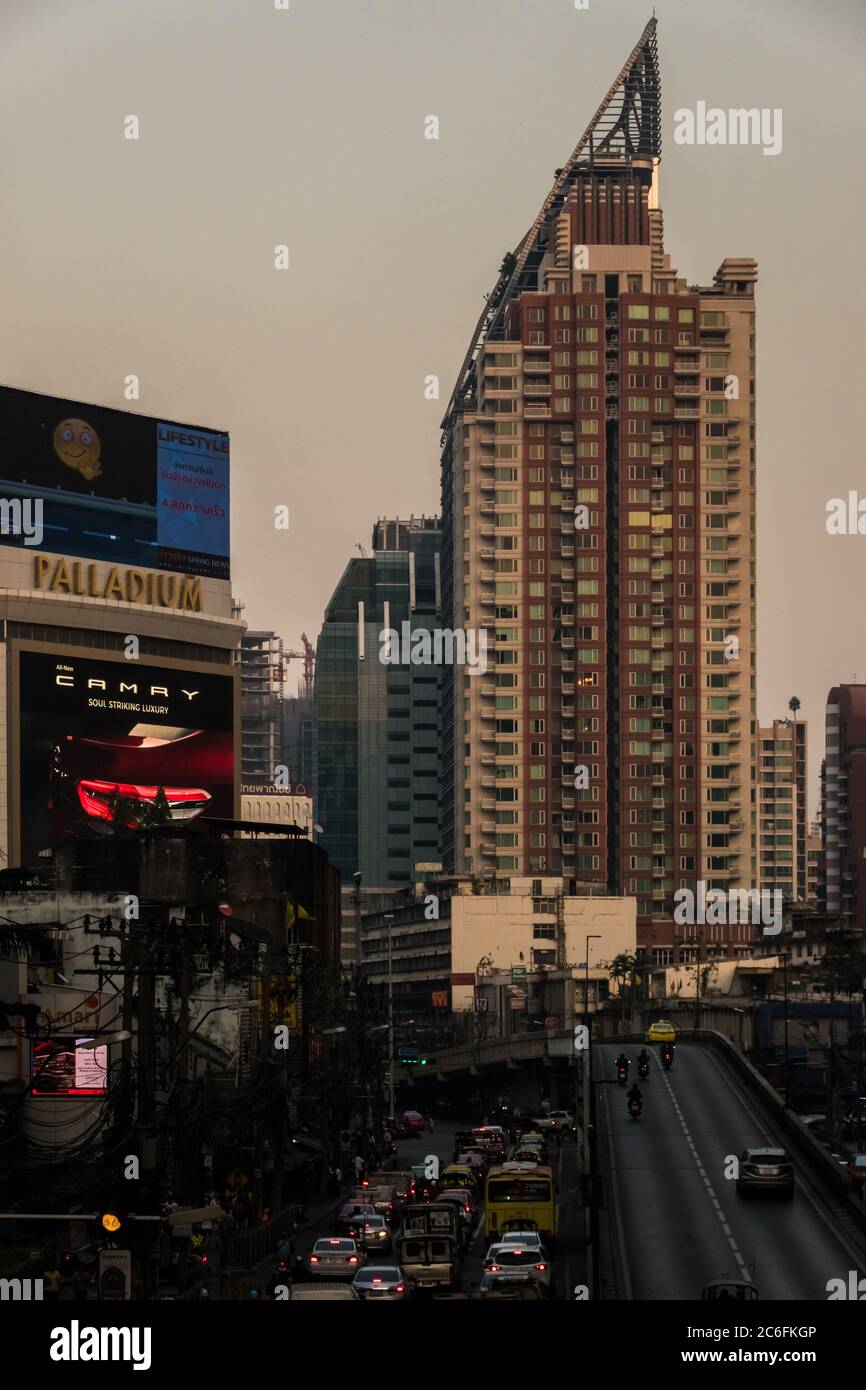 Bangkok, Thaïlande - 14 janvier 2019 : vue au crépuscule sur les gratte-ciels de Bangkoks avec ses routes bloquées et ses écrans de promotion autour de Ratchaprarop Road Banque D'Images