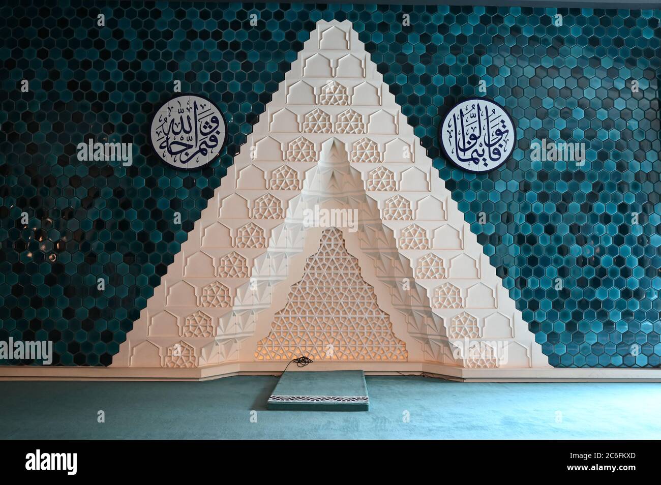 Magnifique intérieur intérieur de l'Université de Marmara Faculté de théologie Mosquée à Altunizade. Nouvelle mosquée moderne. Banque D'Images