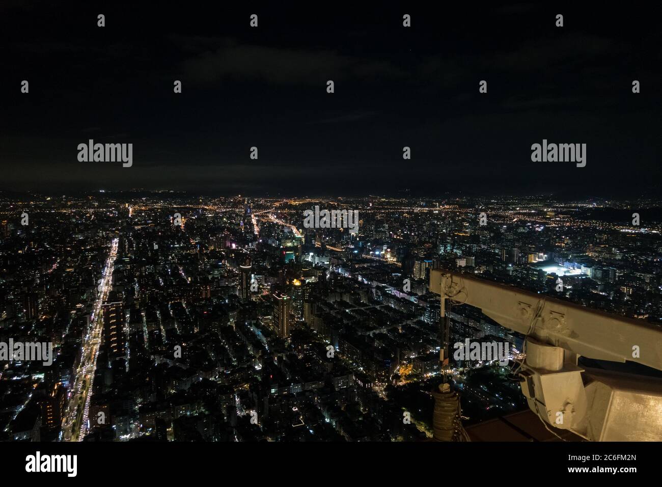 Lumières nocturnes de la ville de Taipei vues depuis la célèbre tour de 101. Banque D'Images
