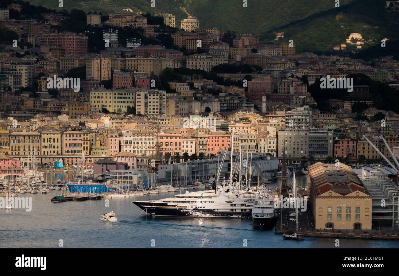 Gênes, Italie - 7 septembre 2019 : vue sur Porto Antico, la vieille ville historique de Gênes et étant un patrimoine mondial de l'UNESCO, qui brille à la fin de Banque D'Images