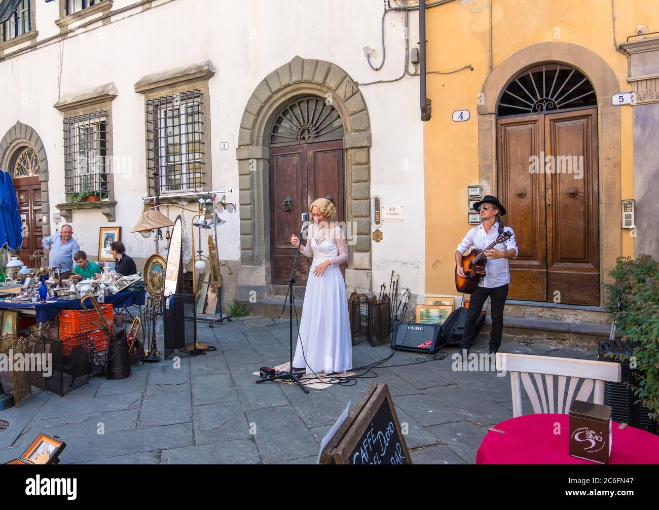 Lucca, Italie - 17 août 2019 : artistes se présentant dans une foire  traditionnelle d'antiquités dans le centre historique de Lucques, en  Toscane Photo Stock - Alamy