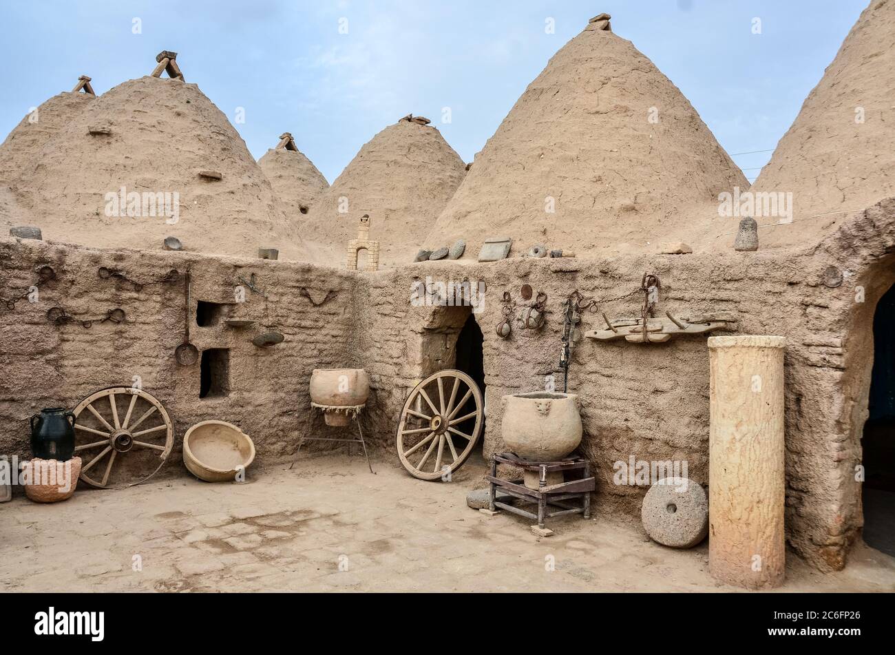 Maisons désertiques traditionnelles en brique de boue de ruche, situées à Harran, Sanliurfa/Turquie. Ces bâtiments sont surmontés de toits en dôme et construits dans de la boue Banque D'Images