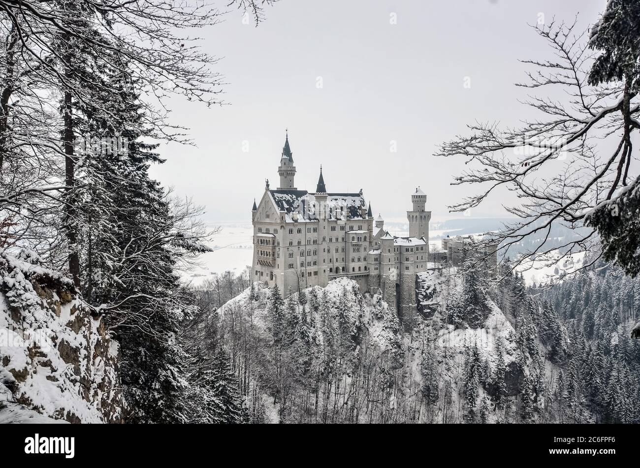 Belle vue sur le château de Neuschwanstein en hiver Banque D'Images