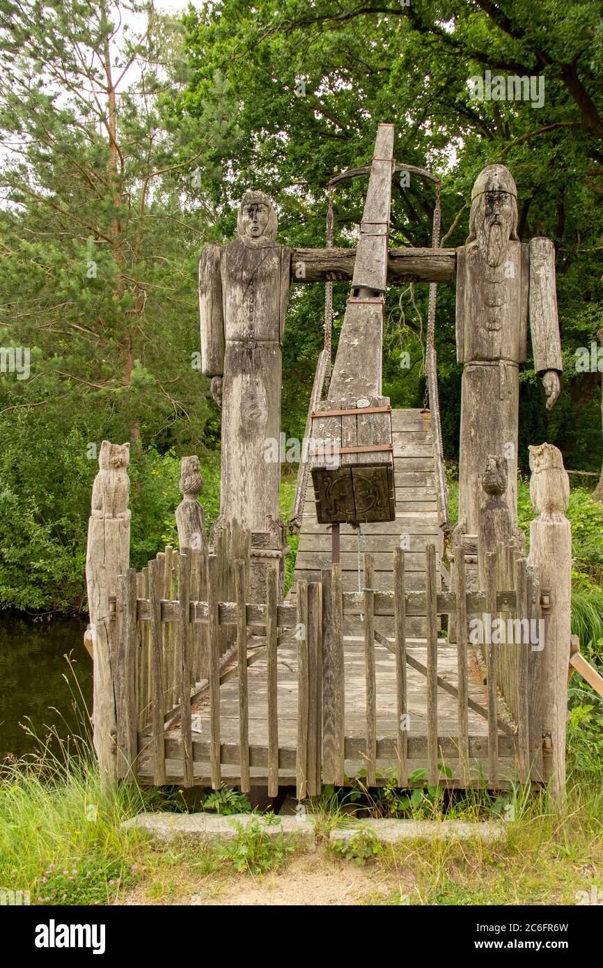 Vue sur un pont de bascules historique avec sculptures sur les piliers Banque D'Images