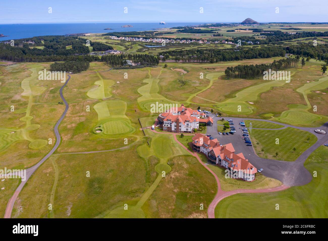 Vue aérienne du pavillon du parcours de golf Renaissance Club près de North Berwick à East Lothian, Écosse, Royaume-Uni Banque D'Images