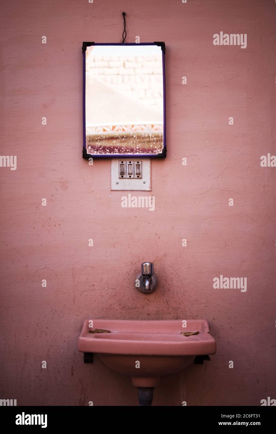 lavabo et miroir de salle de bains, Jaipur, la ville rose, Inde Banque D'Images