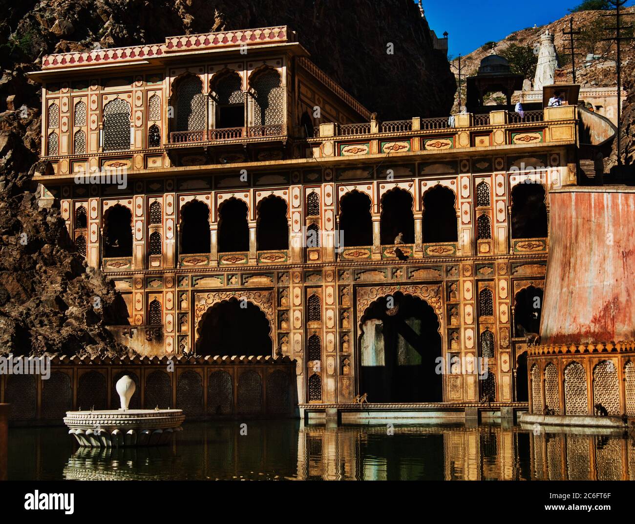 Piscine Galtaji et Galta Ji, le Temple des singes près de la ville rose, Jaipur, Rajasthan, Inde Banque D'Images