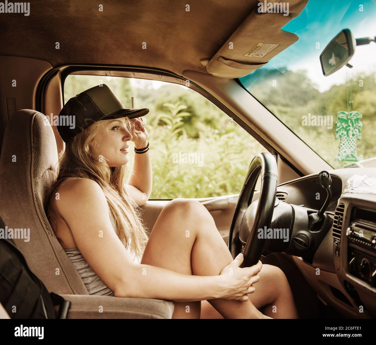 jeune femme se détendant dans son camion Banque D'Images