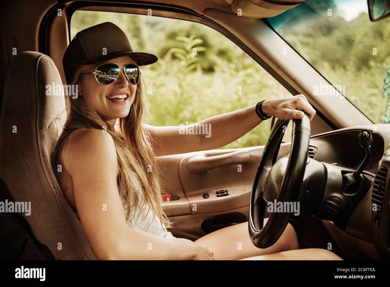 Young woman in car Banque D'Images