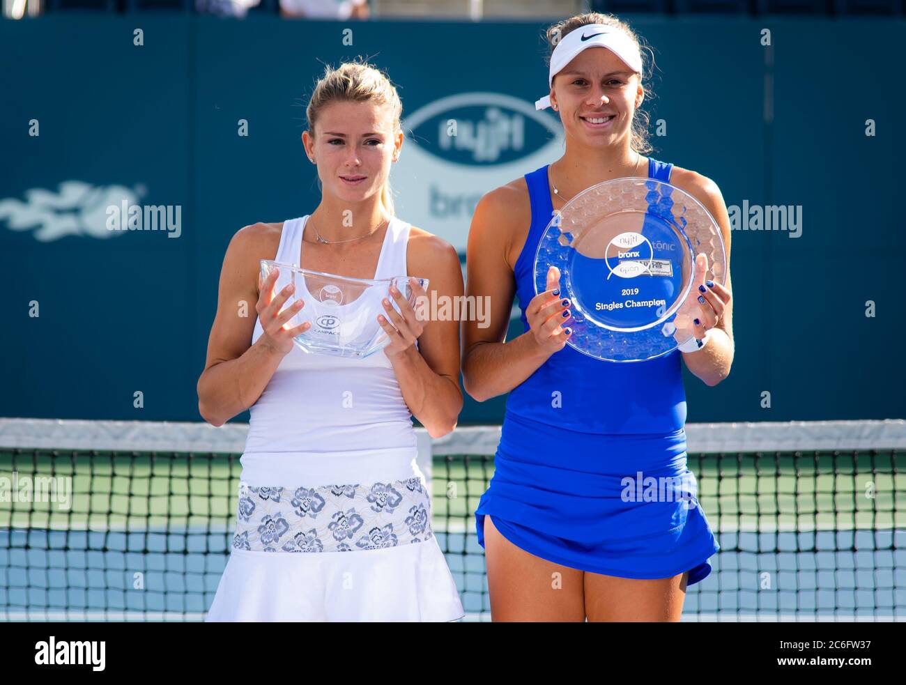 Camila Giorgi d'Italie et Magda Linette de Pologne lors de la cérémonie de  remise des trophées du tournoi de tennis international NYJTL Bronx Open WTA  2019 Photo Stock - Alamy
