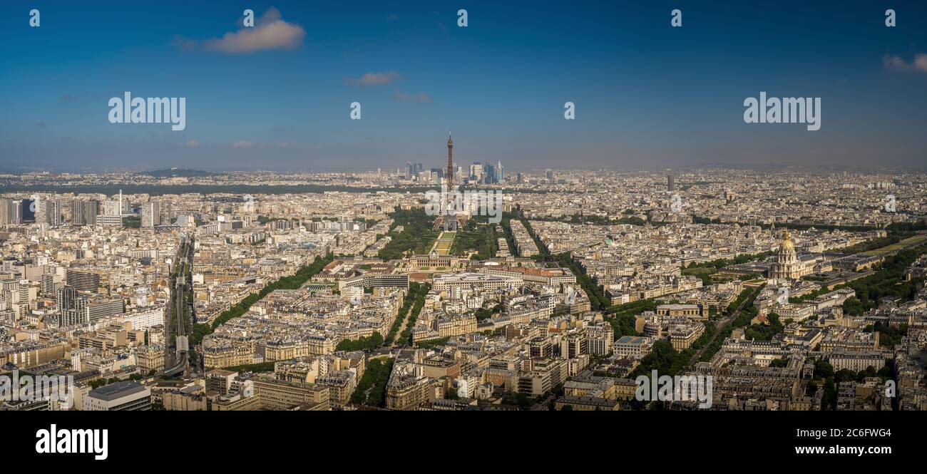 Vue imprenable sur le paysage aérien depuis la Tour Eiffel et la Défense à Paris pendant une matinée d'été Banque D'Images