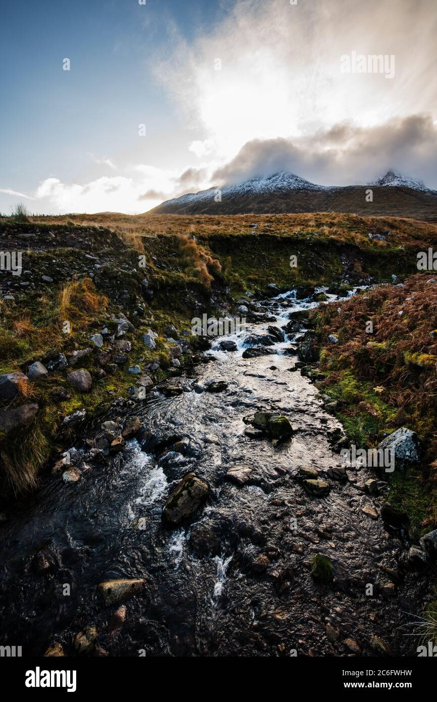 Crique et paysage avec la chaîne de montagnes des ruisseaux de MacGillycuddy en arrière-plan, Kerry, Irlande Banque D'Images