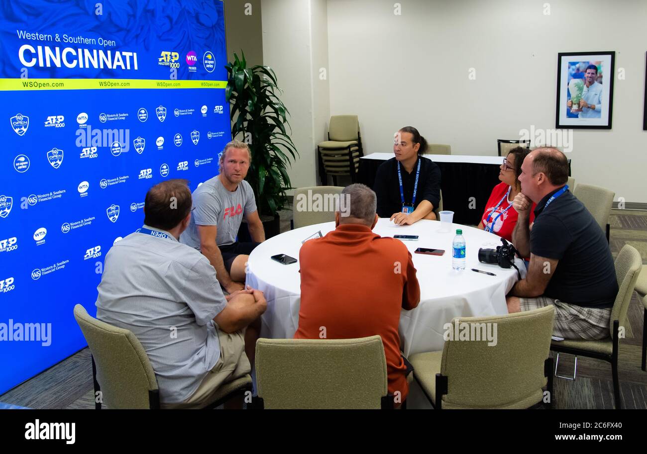 Dmitry Tursunov parle aux médias lors du tournoi de tennis 5 Western & Southern Open WTA Premier 2019 Banque D'Images