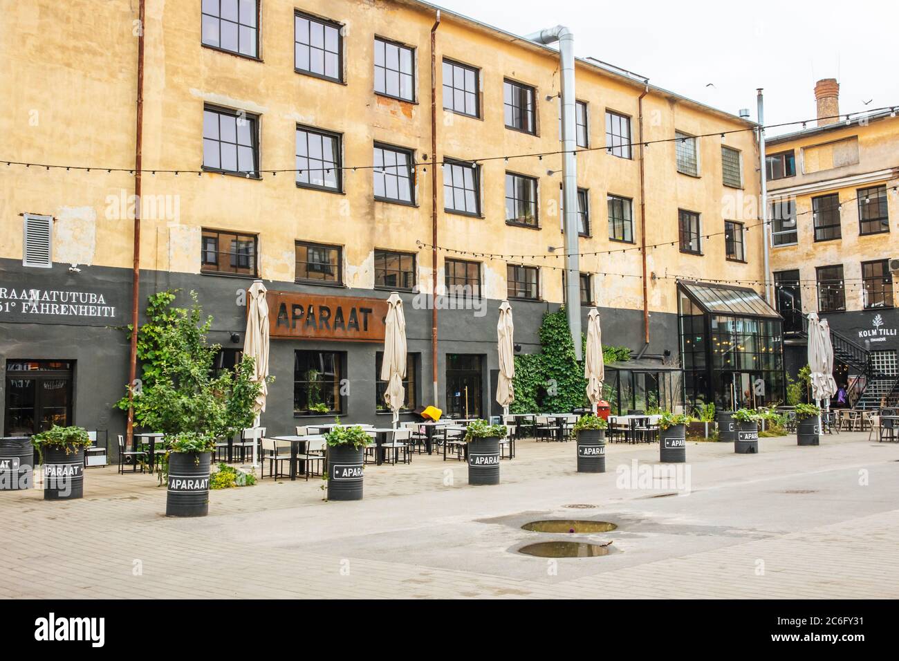 Tartu, Tartumaa/ Estonie- 05JUL2020: Ancien bloc de construction: La fabrique de gadgets ( appelée Apaaaditehas). Aujourd'hui, un lieu public populaire de style industriel moderne Banque D'Images