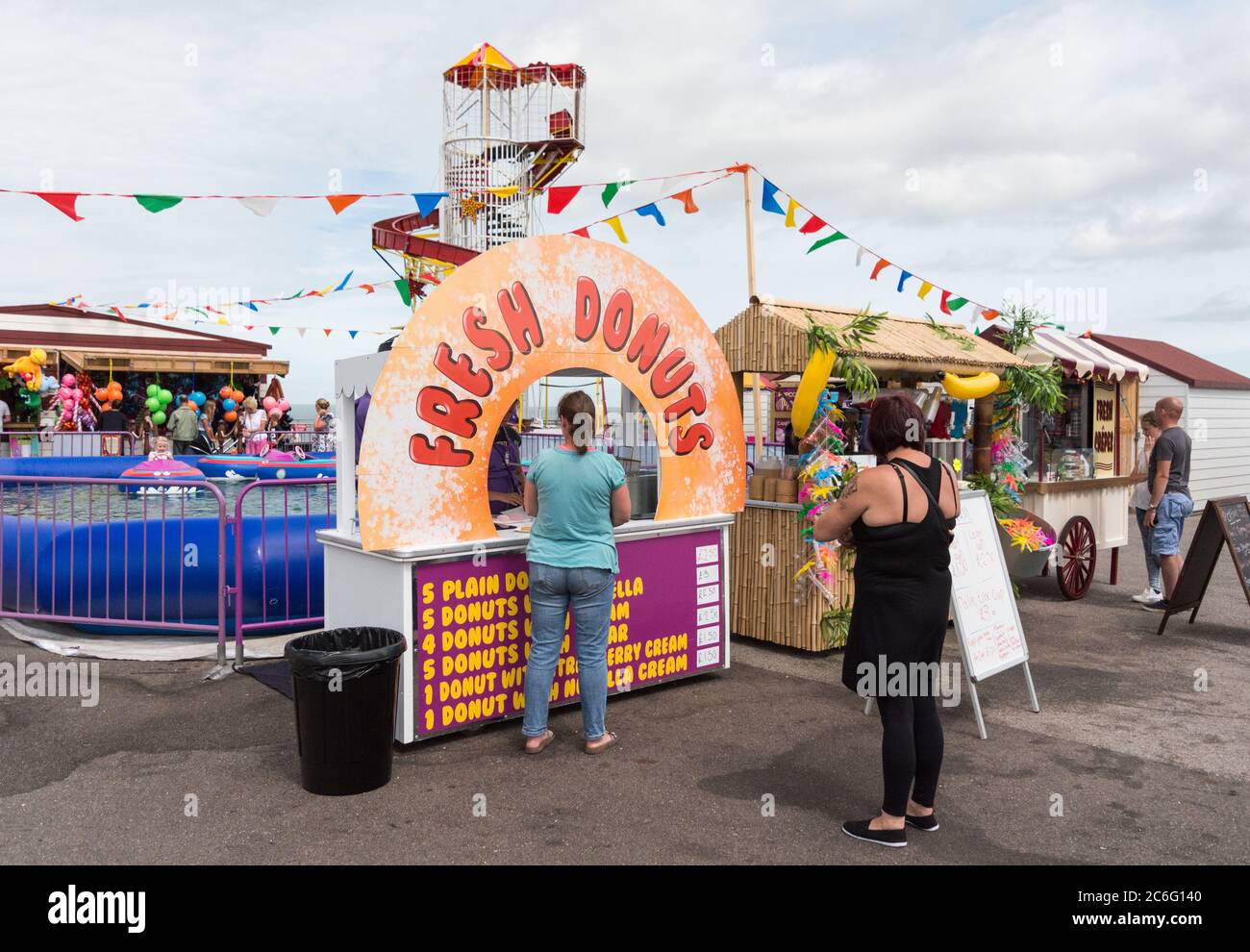 Les clients font la queue devant une cale de beignets sur la jetée de Herne Bay, Kent, Angleterre, Royaume-Uni Banque D'Images