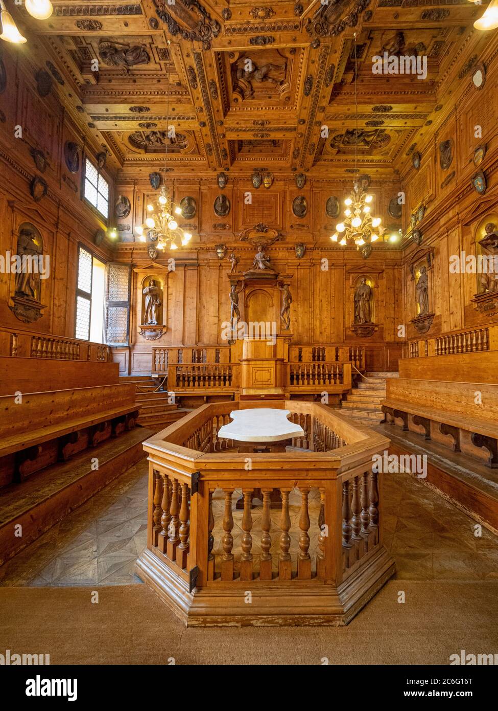 Table de dissection de marbre dans le Théâtre anatomique de l'Archiginnasio. Bologne, Italie. Banque D'Images