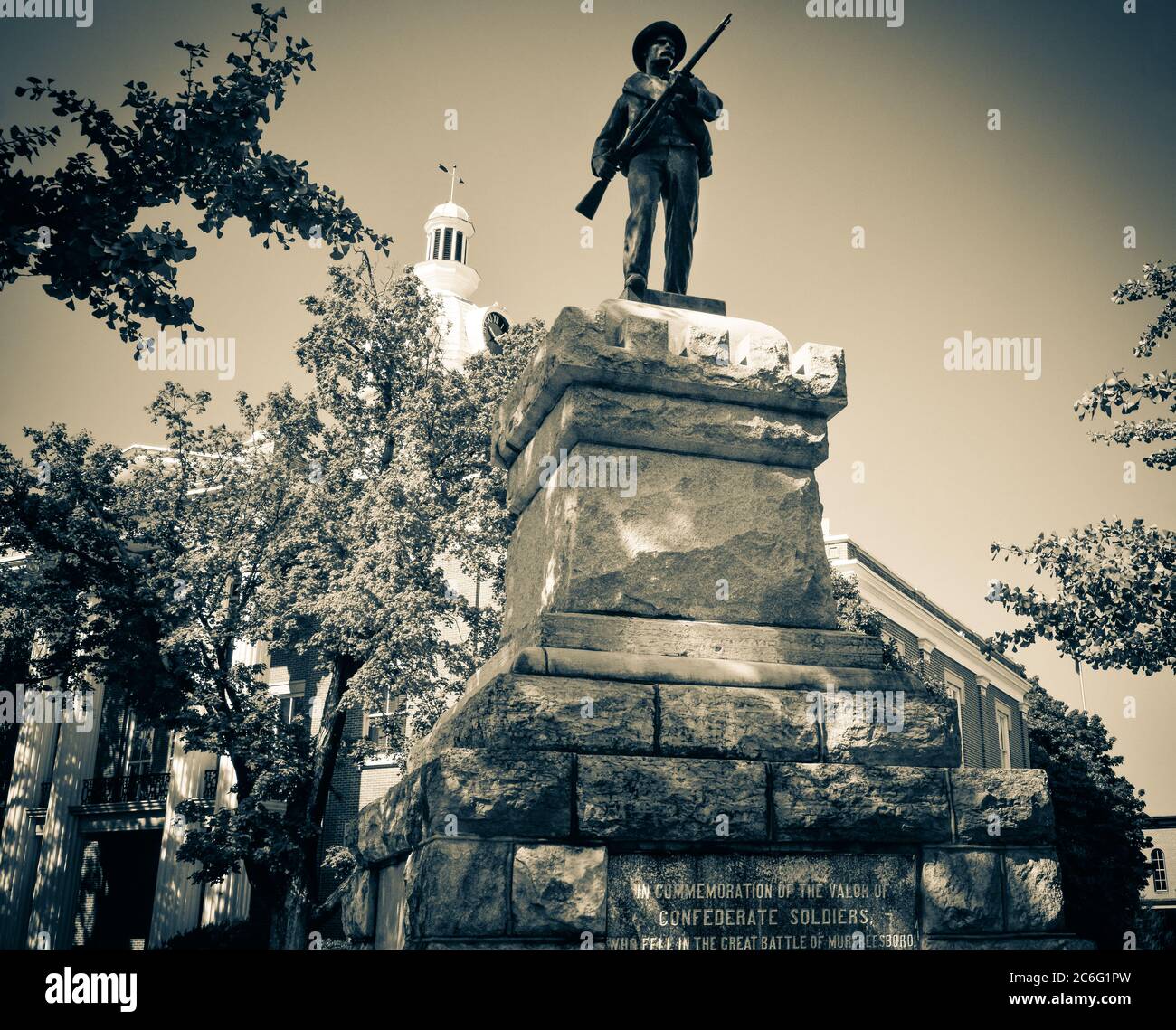 Statue Confederate Solider sur plinthe en pierre avec plaque de dédicace aux soldats confédérés au palais de justice du comté de Rutherford à Murfreesboro, Tennessee Banque D'Images