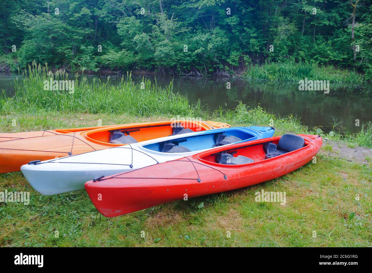 Quatre kayaks sur la rive de la rivière, des sports des kayaks sur la rive de l'étang Banque D'Images