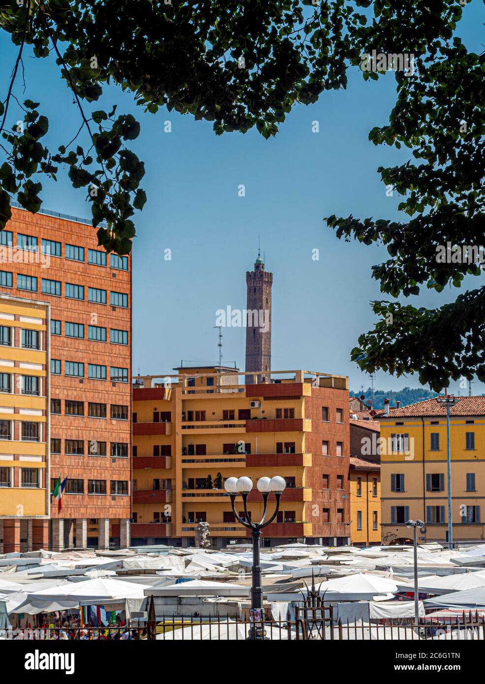 Marché en plein air de Bologne, avec la tour Asinelli au loin. Bologne, Italie. Banque D'Images