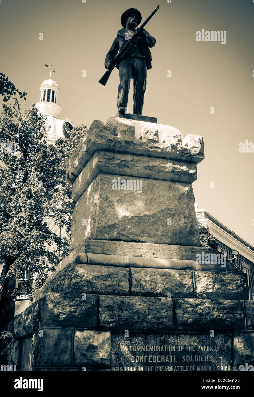 Statue commémorative Confederate Solider sur une base plinthe avec plaque de dédicace aux soldats confédérés tombés au palais de justice du comté de Rutherford à Banque D'Images