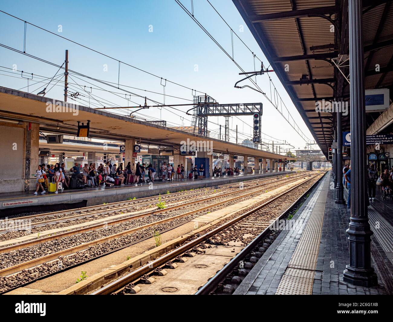 Passagers attendant sur la plateforme de la gare centrale de Bologne. Italie. Banque D'Images