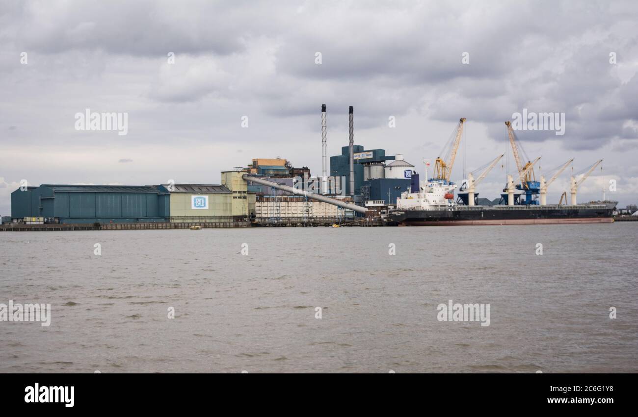 Un pétrolier amarré à côté de l'usine de sucre Tate and Lyle située à West Silvertown dans l'est de Londres, Royaume-Uni Banque D'Images