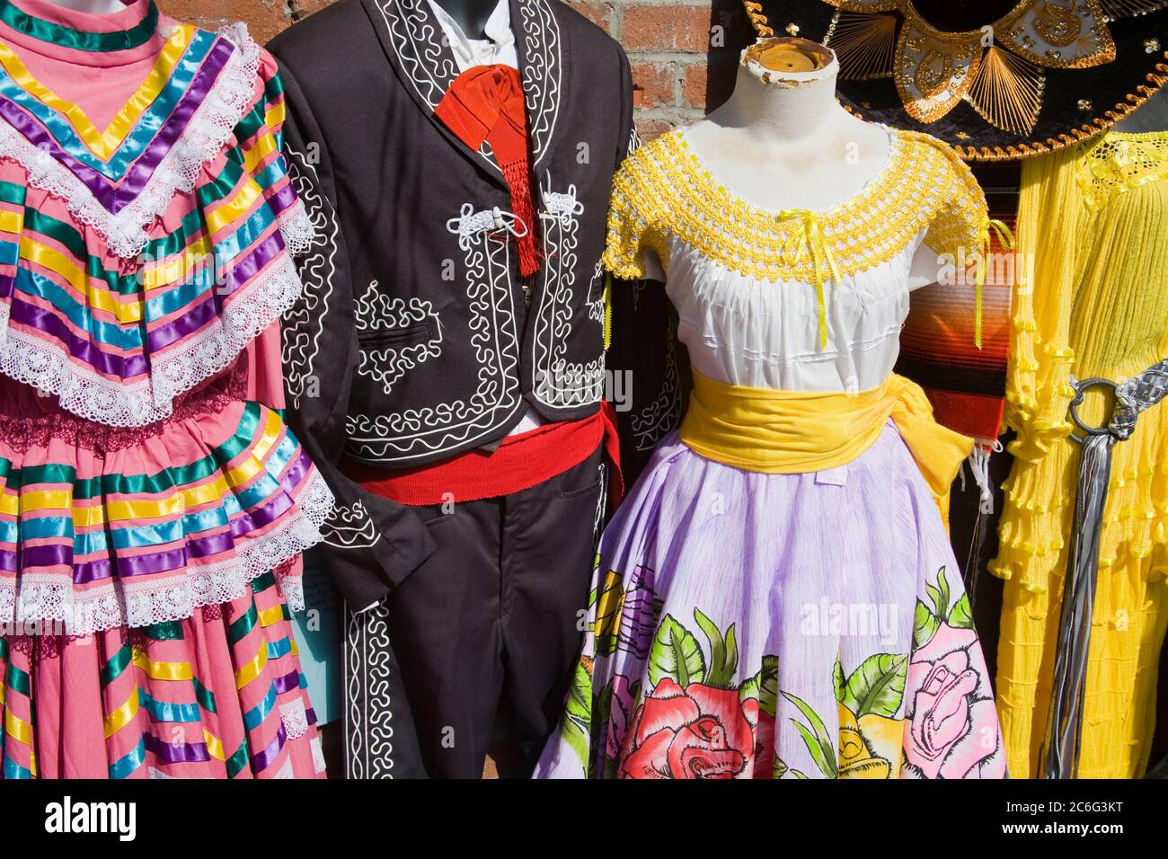 Magasin de vêtements mexicains, Olvera Street, monument historique d'El Pueblo, Los Angeles, Californie, États-Unis Banque D'Images