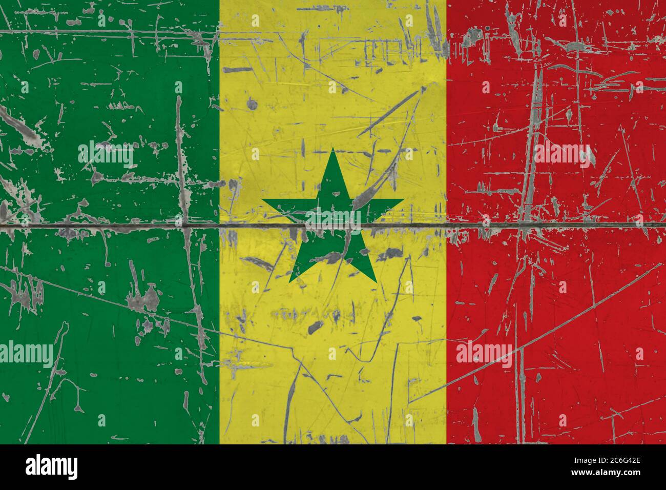 Drapeau du Sénégal peint sur une surface sale fissurée. Motif national sur une surface de style vintage. Concept rayé et abîmé. Banque D'Images