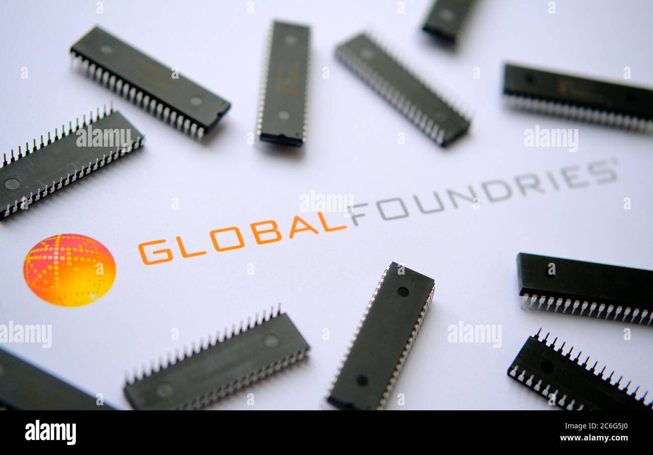 Stone / Royaume-Uni - juillet 9 2020: Global Foundry - semi-conducteur logo du fabricant sur le document imprimé et de grandes puces placées autour. S Banque D'Images