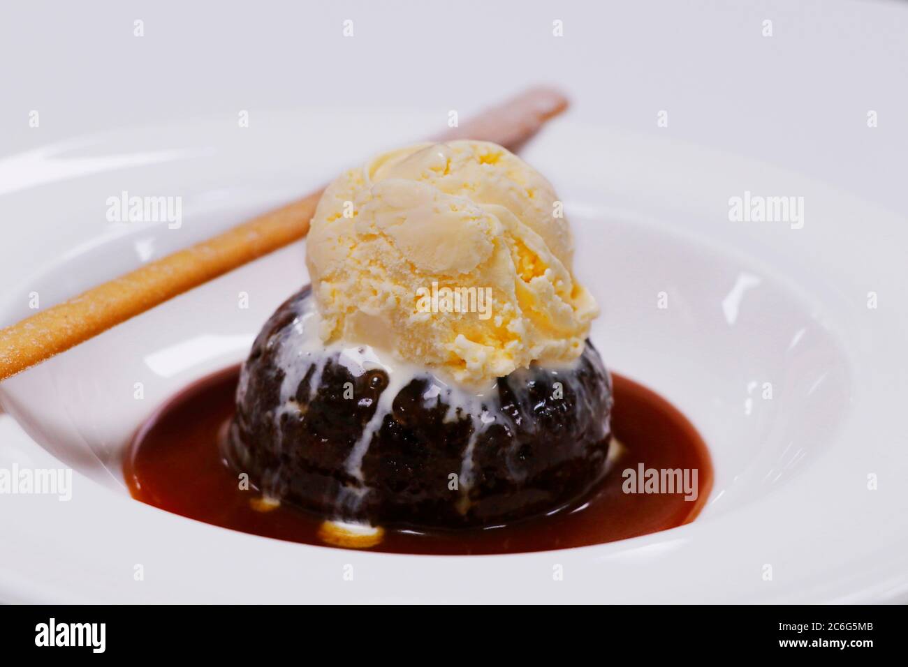Au caramel, glace vanille et sauce au caramel Banque D'Images