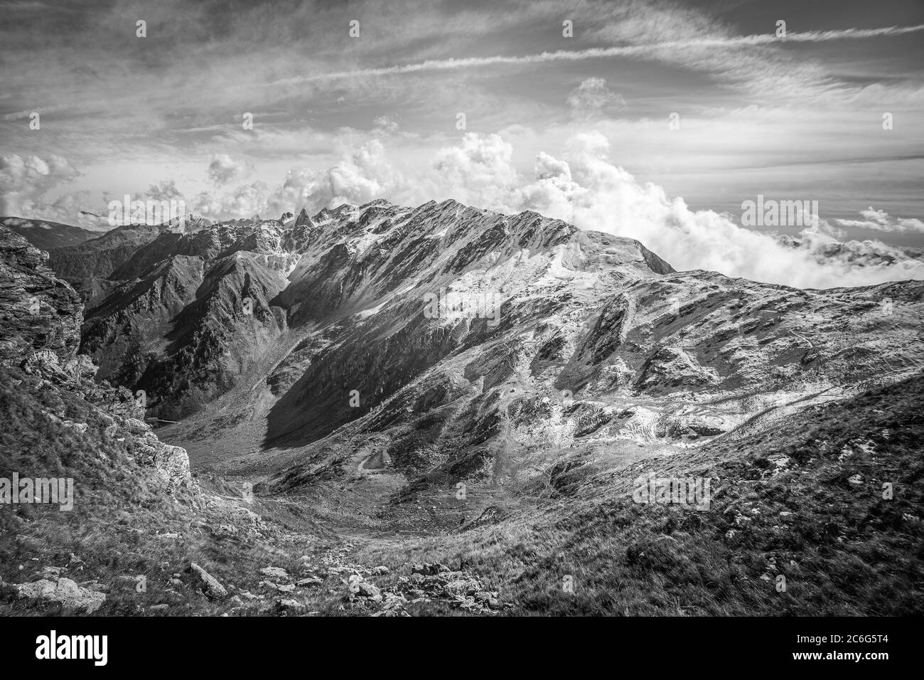 Vue en noir et blanc de la crête frontalière entre l'Italie et l'Autriche Banque D'Images