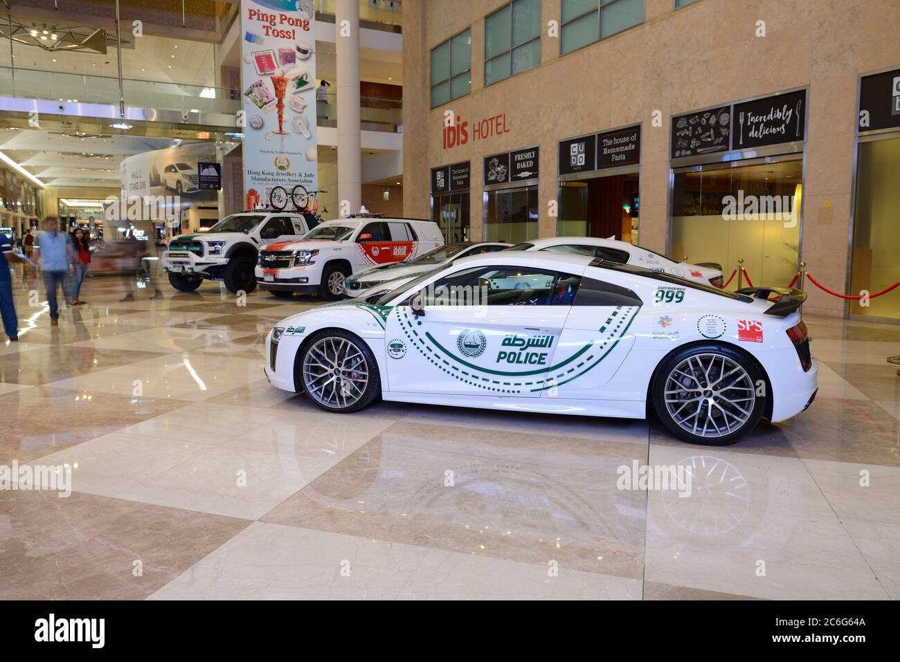 DUBAÏ, Émirats Arabes Unis - 16 NOVEMBRE : la voiture de sport Audi R8 V10 de la police de Dubaï est sur le salon de l'automobile de Dubaï 2019 le 16 novembre 2019 Banque D'Images