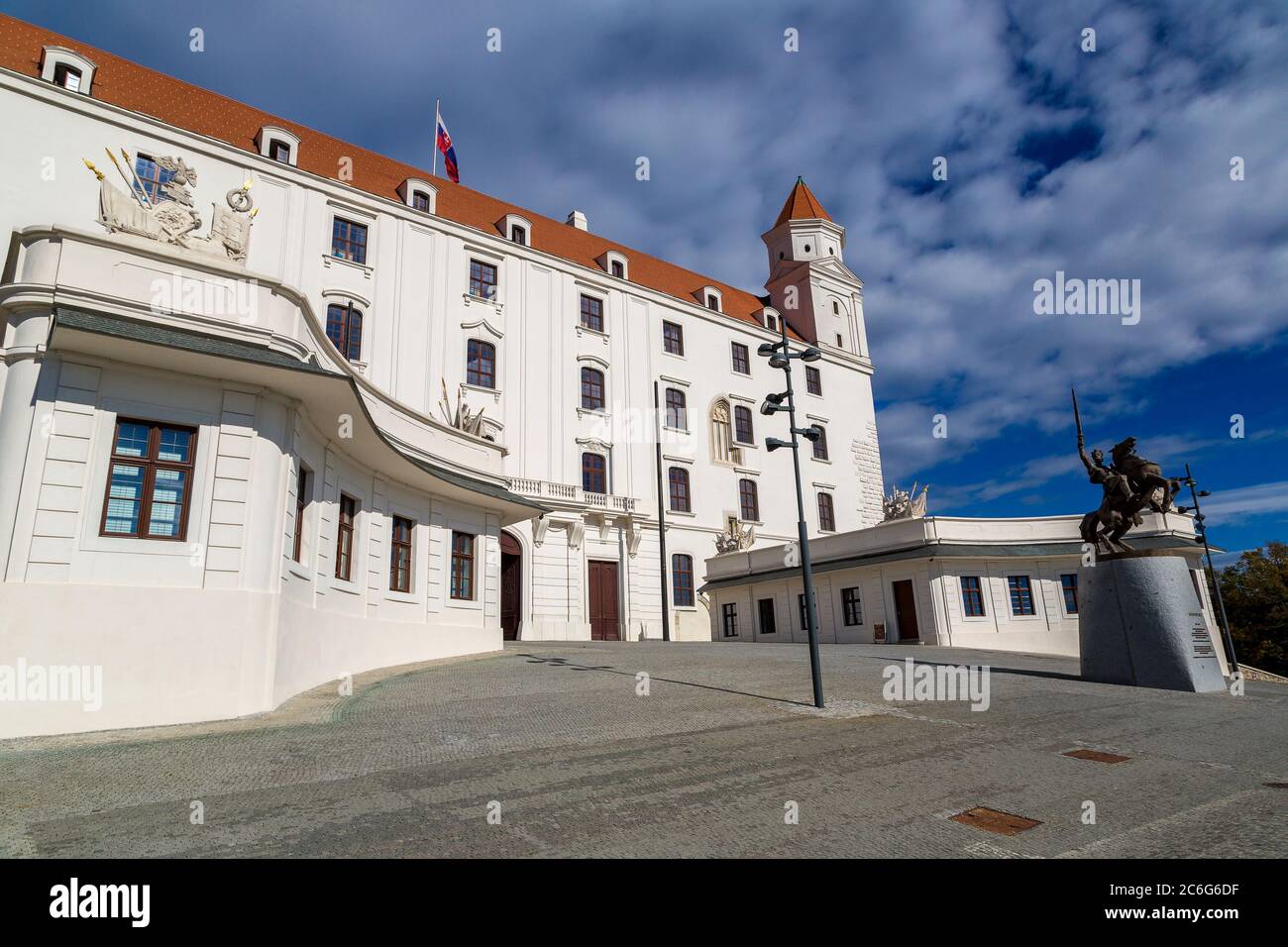 Château médiéval sur une colline en été à Bratislava, Slovaquie Banque D'Images