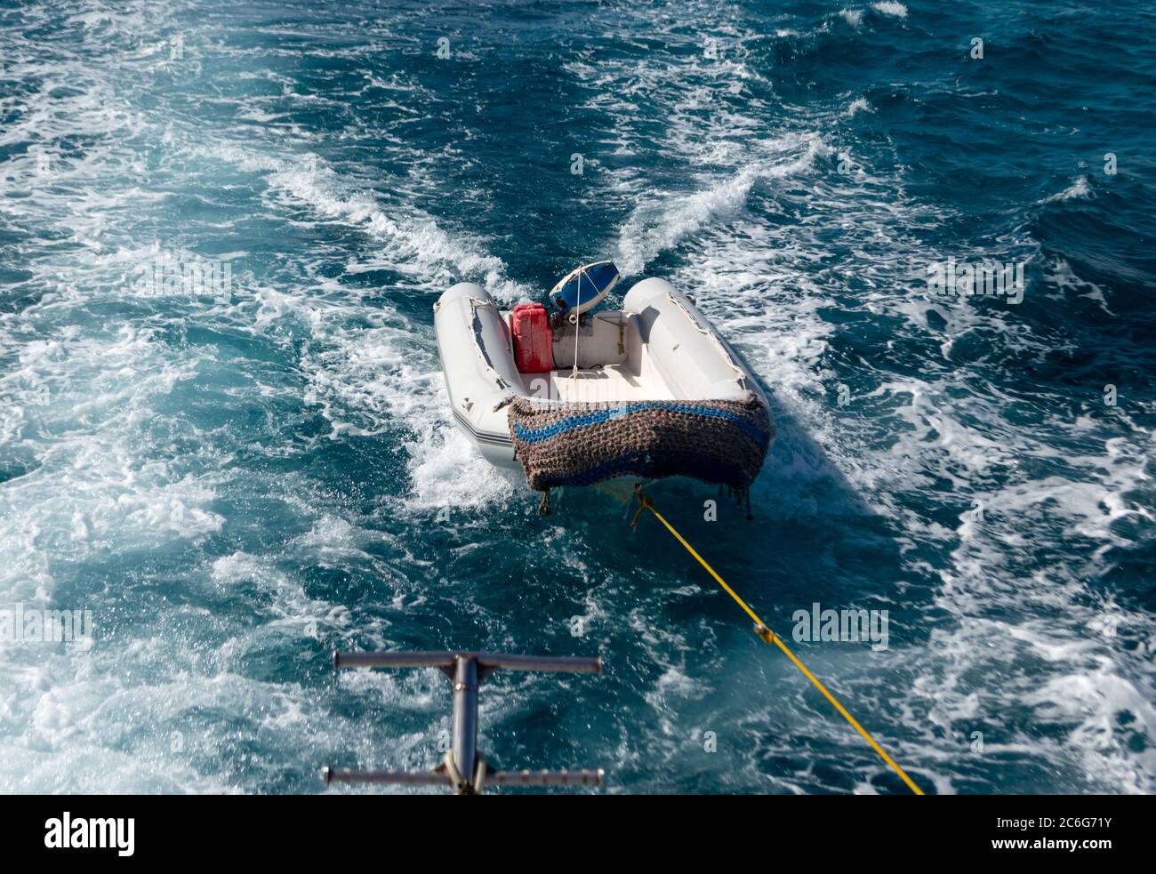 Bateau gonflable de secours attaché au yacht touristique sur les vagues  dans le sentier du yacht sur l'eau Photo Stock - Alamy