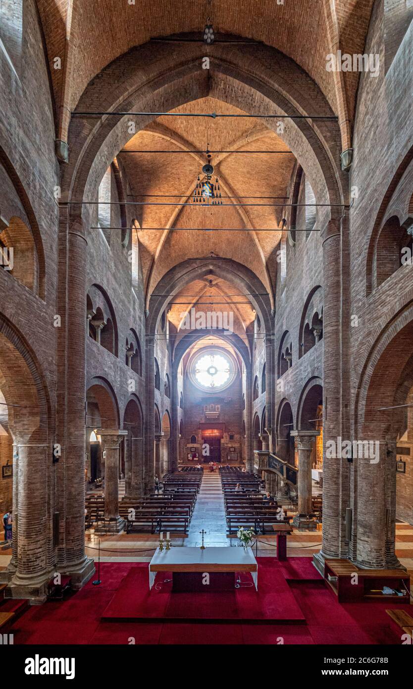 Autel et allée vus de la chaire de la cathédrale de Modène. Italie. Banque D'Images
