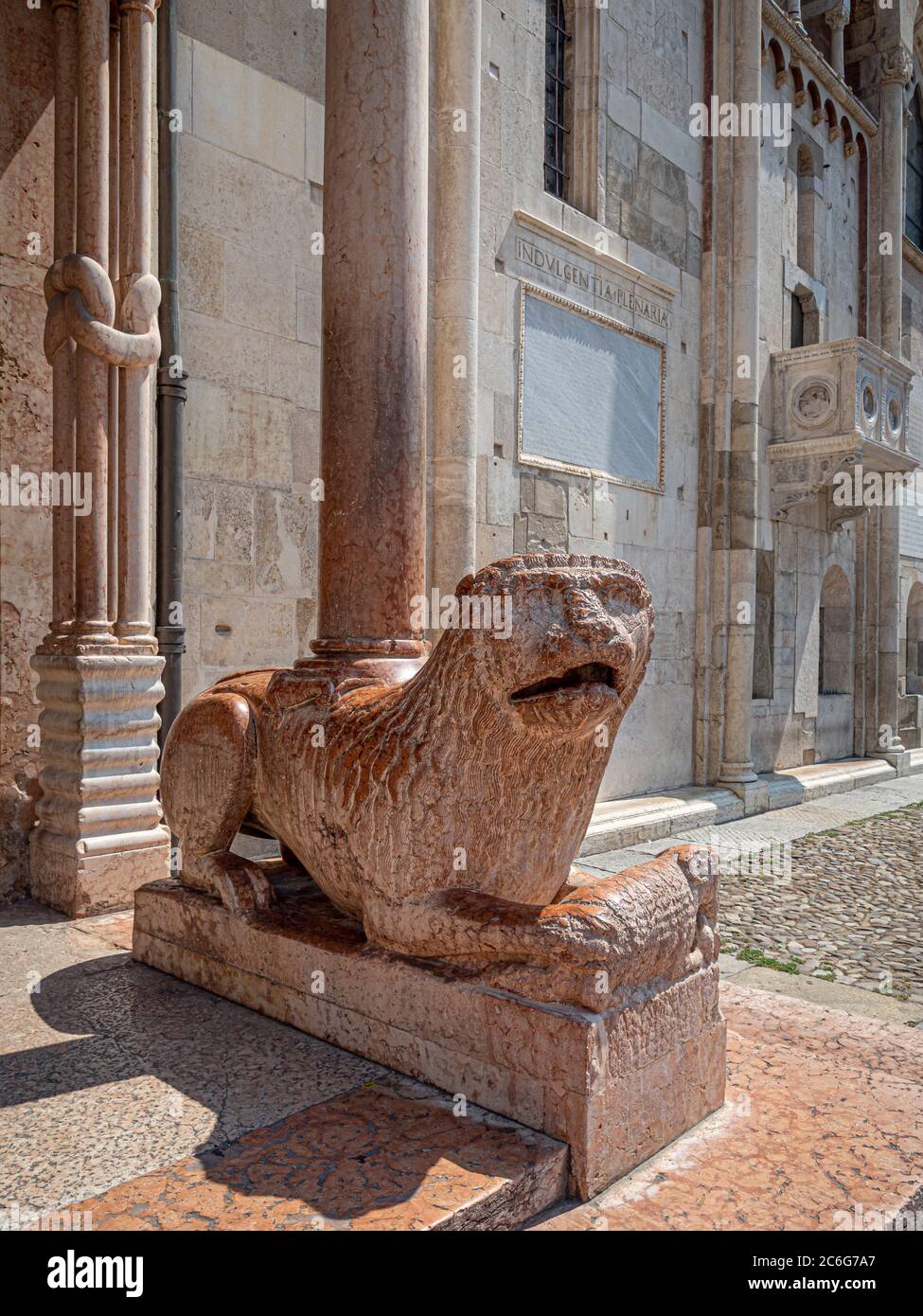 Lion en marbre sculpté sur la Porta Regia également connu comme la porte  royale. Cathédrale de Modène. Italie Photo Stock - Alamy