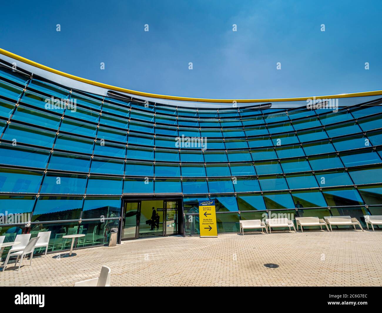 Extérieur incurvé du musée Enzo Ferrari. Modène, Italie. Banque D'Images