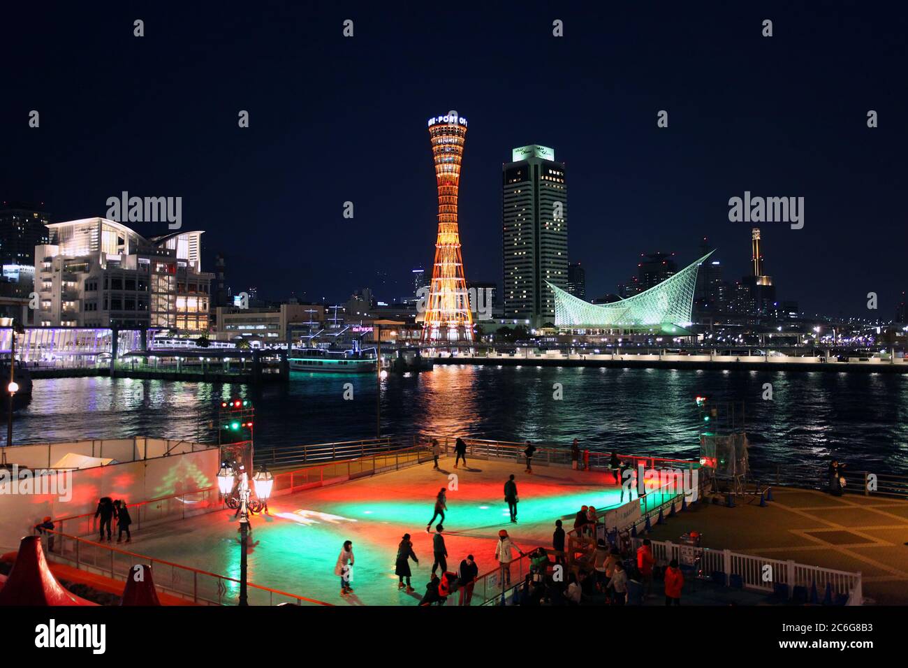 Kobe Port Tower et Kobe Maritime Museum la nuit avec patinage sur glace en premier plan. Banque D'Images