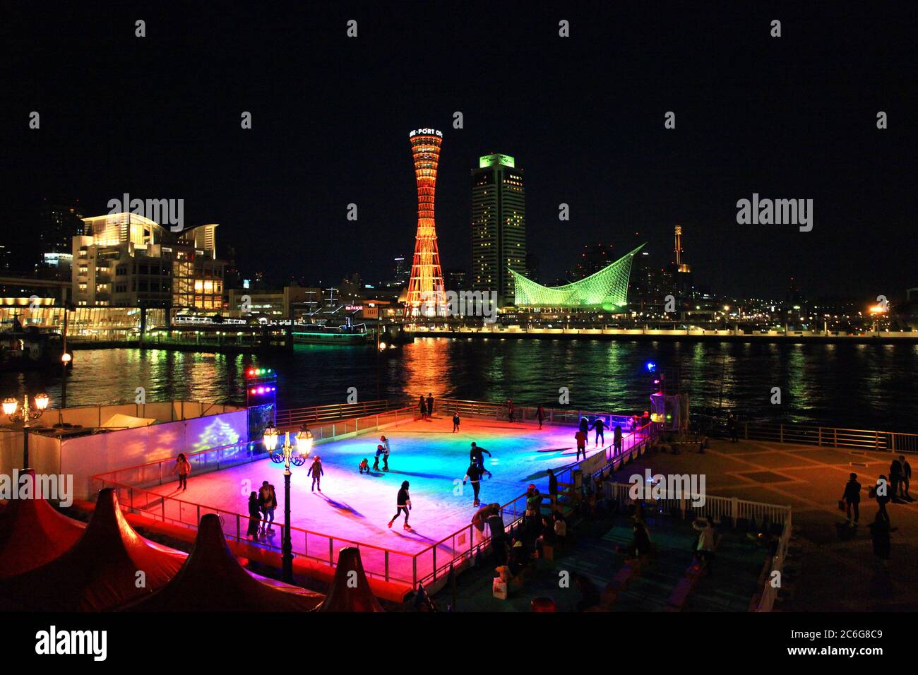 Kobe Port Tower et Kobe Maritime Museum la nuit avec patinage sur glace en premier plan. Banque D'Images