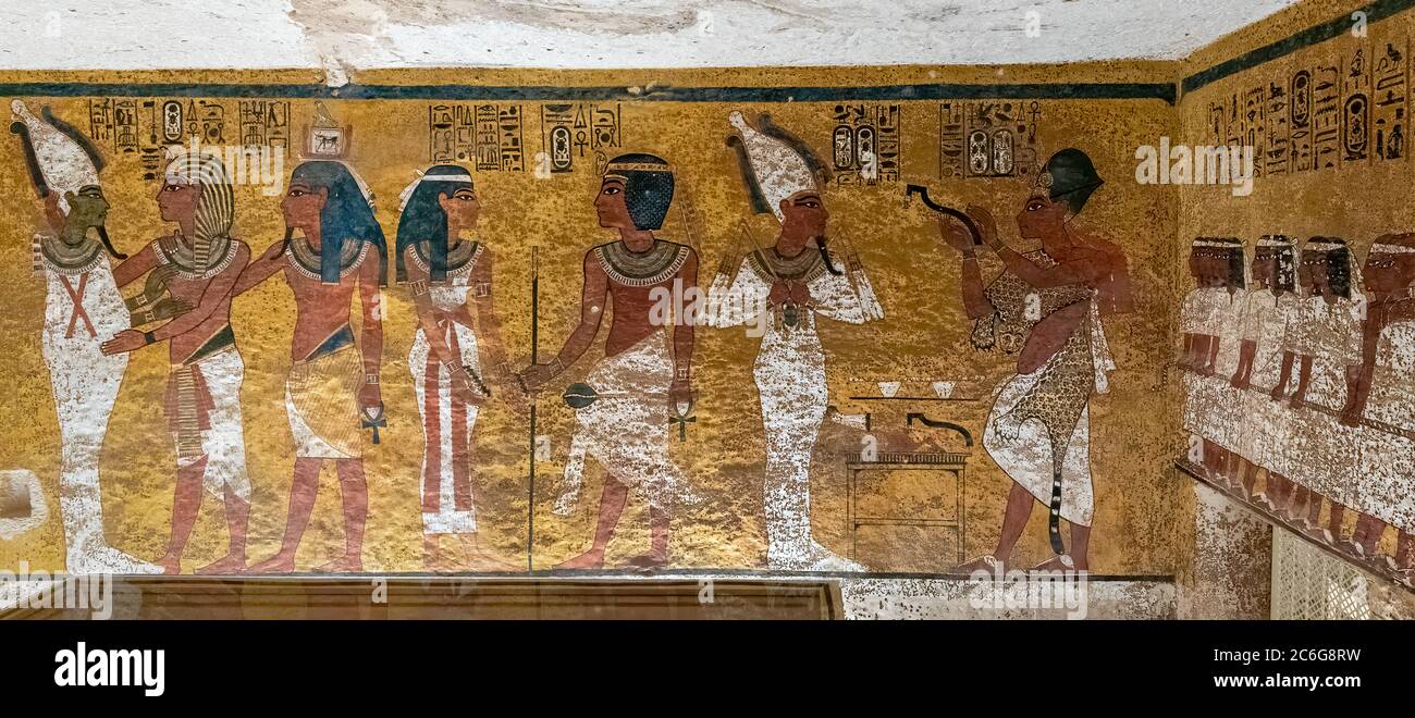 Peintures murales sur le mur de KV62, la tombe de Toutankhamon dans la vallée des Rois, représentant Toutankhamon et Ka embrassant Osiris Banque D'Images