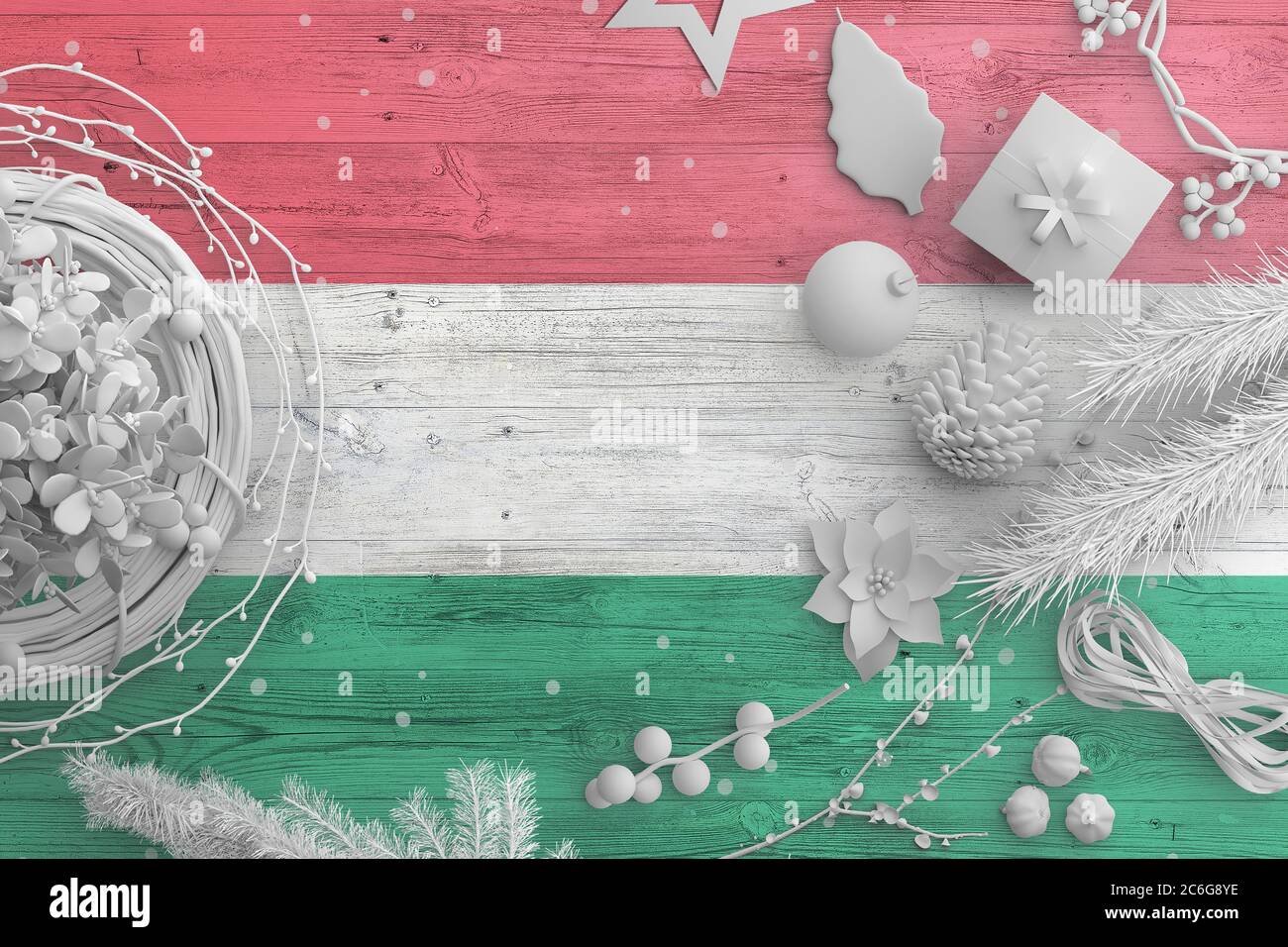 Drapeau hongrois sur table en bois avec objets neige. Noël et nouvel an, célébration national concept avec décor blanc. Banque D'Images